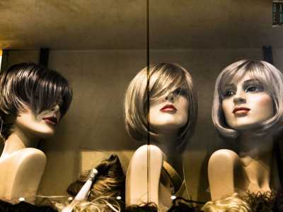 Ci sono caschetti con tonalit� sul grigio indossate dalle signore pi� �g�e...
